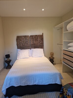 Room - Holiday Home 'Mas Teranga in the Cévennes' with Shared Pool, Terrace and Wi-Fi (Saint-Privat-des-Vieux)