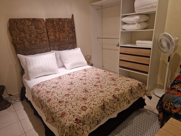 1 dormitorio, tabla de planchar con plancha, wifi y ropa de cama
