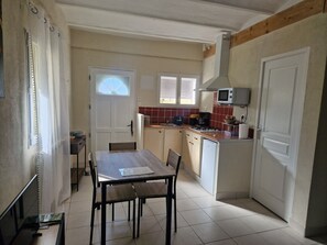 Dining - Holiday Home 'Mas Teranga in the Cévennes' with Shared Pool, Terrace and Wi-Fi (Saint-Privat-des-Vieux)