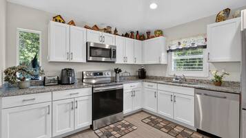 House, 2 Queen Beds, Patio, Garden View (Abi's House) | Private kitchen