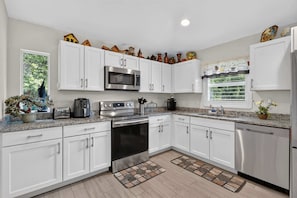 House, 2 Queen Beds, Patio, Garden View (Abi's House) | Private kitchen