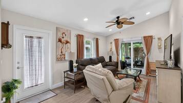House, 2 Queen Beds, Patio, Garden View (Abi's House) | Living area