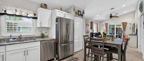 House, 2 Queen Beds, Patio, Garden View (Abi's House) | Private kitchen