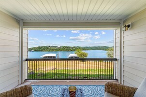 公寓式客房, 多张床 (Treasured Lake Views) | 阳台