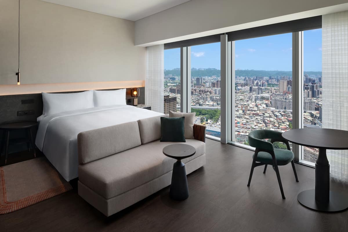 Club-Suite | Hochwertige Bettwaren, Daunenbettdecken, Minibar, Zimmersafe