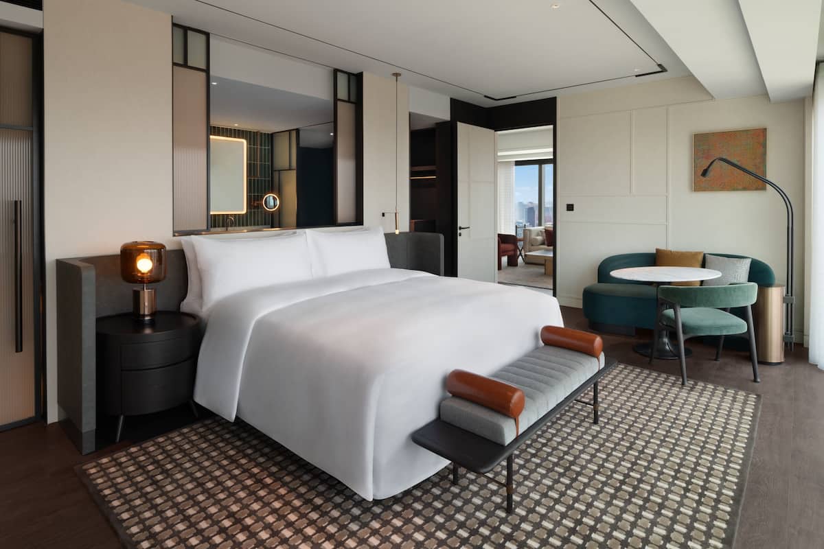 Club-Suite | Hochwertige Bettwaren, Daunenbettdecken, Minibar, Zimmersafe