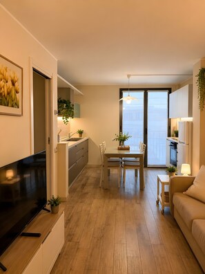Ein modernes Apartment mit Essbereich, Küche und Wohnraum.