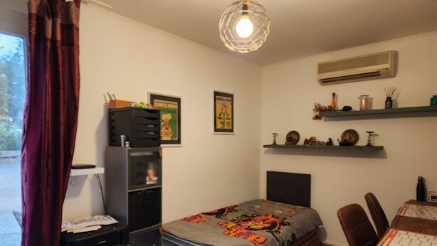 A bedroom with a bed, a desk, a chair, a printer, and a ceiling light. - Villa 130 m², piscine au calme absolu – 8 pers. – Brignoles Var – DISPO AOÛT (Brignoles)