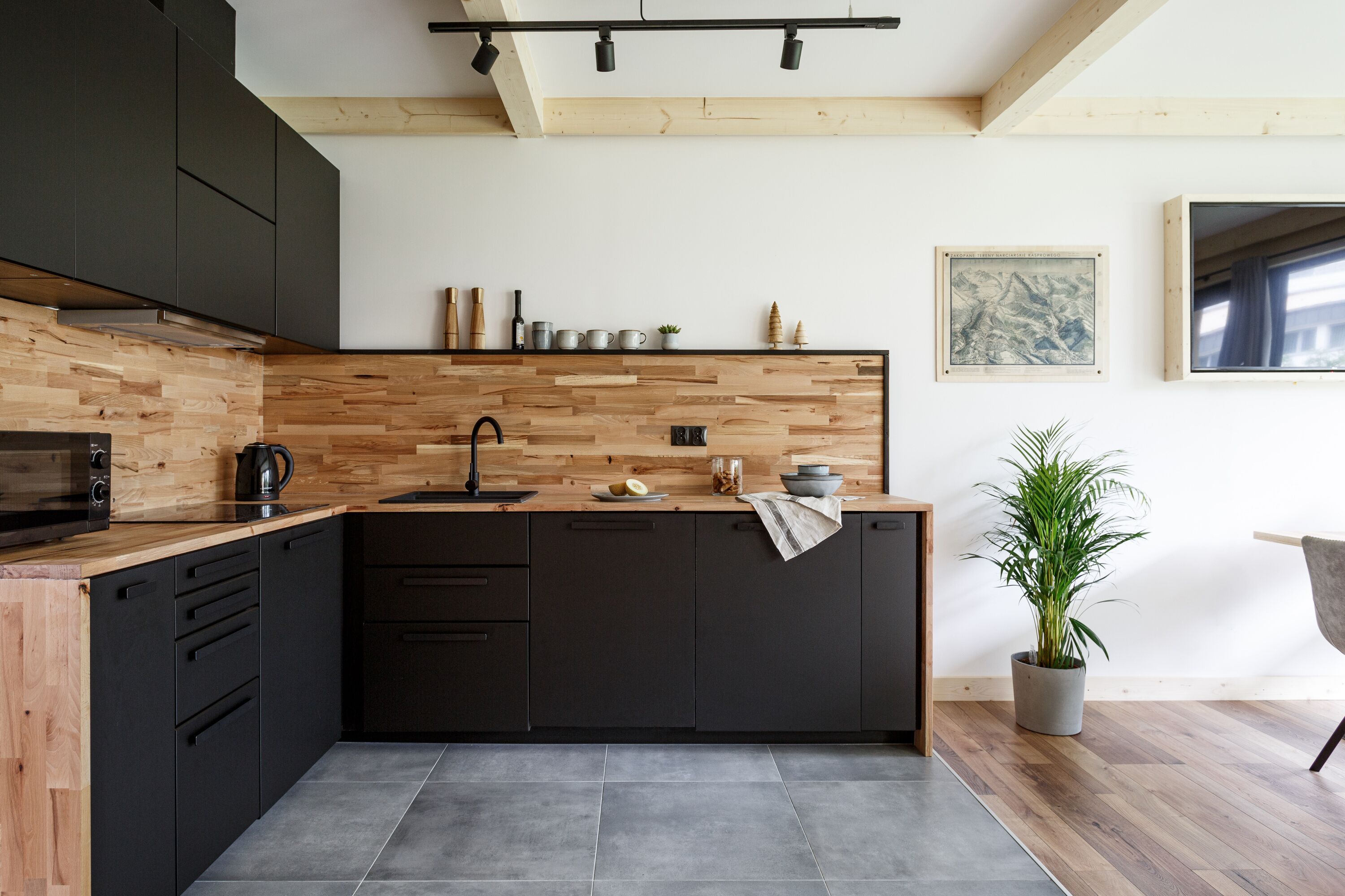 Máquina de café espresso, frigorífico, microondas y placa de cocina