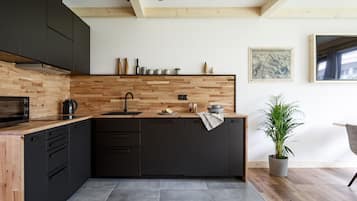 Máquina de café espresso, frigorífico, microondas y placa de cocina