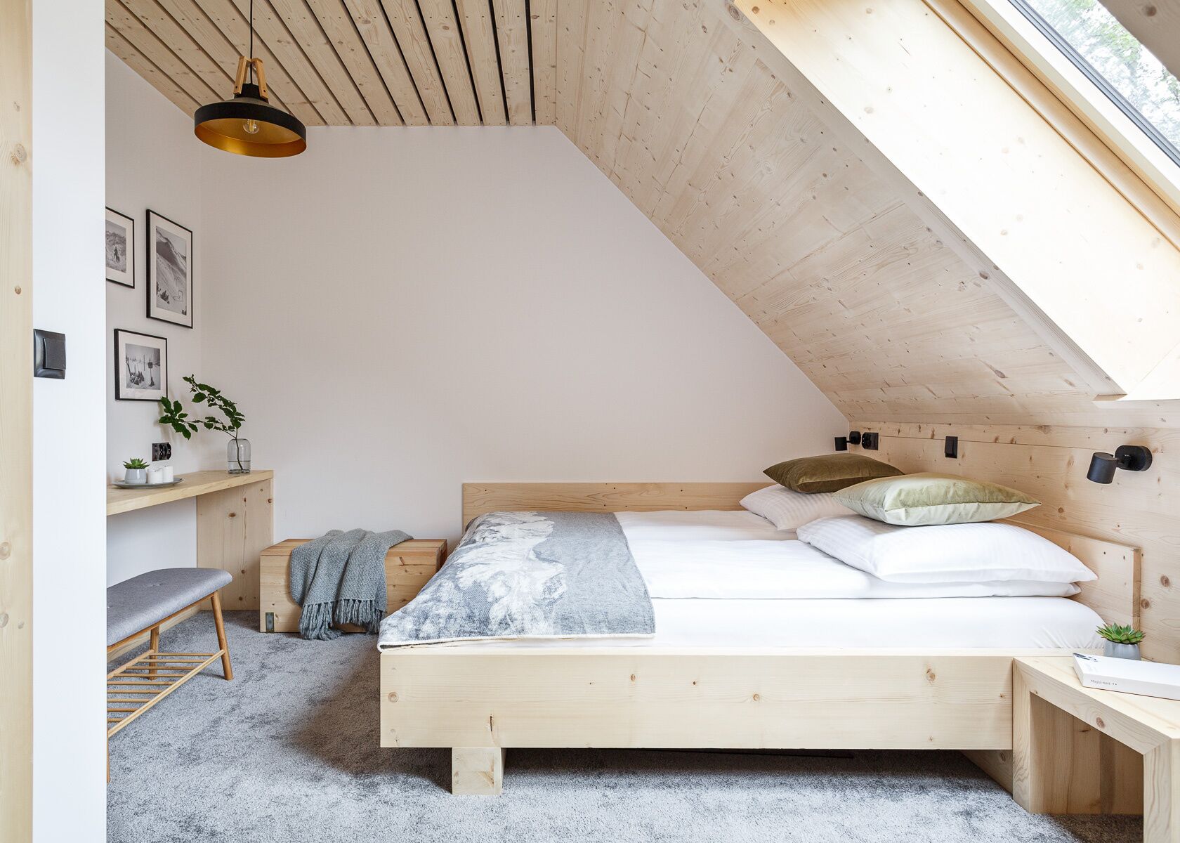 Escritorio, wifi gratis y ropa de cama 