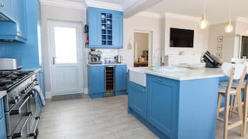 Dishwasher, cookware/dishes/utensils