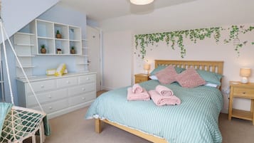 5 bedrooms, WiFi (free), individually decorated, individually furnished