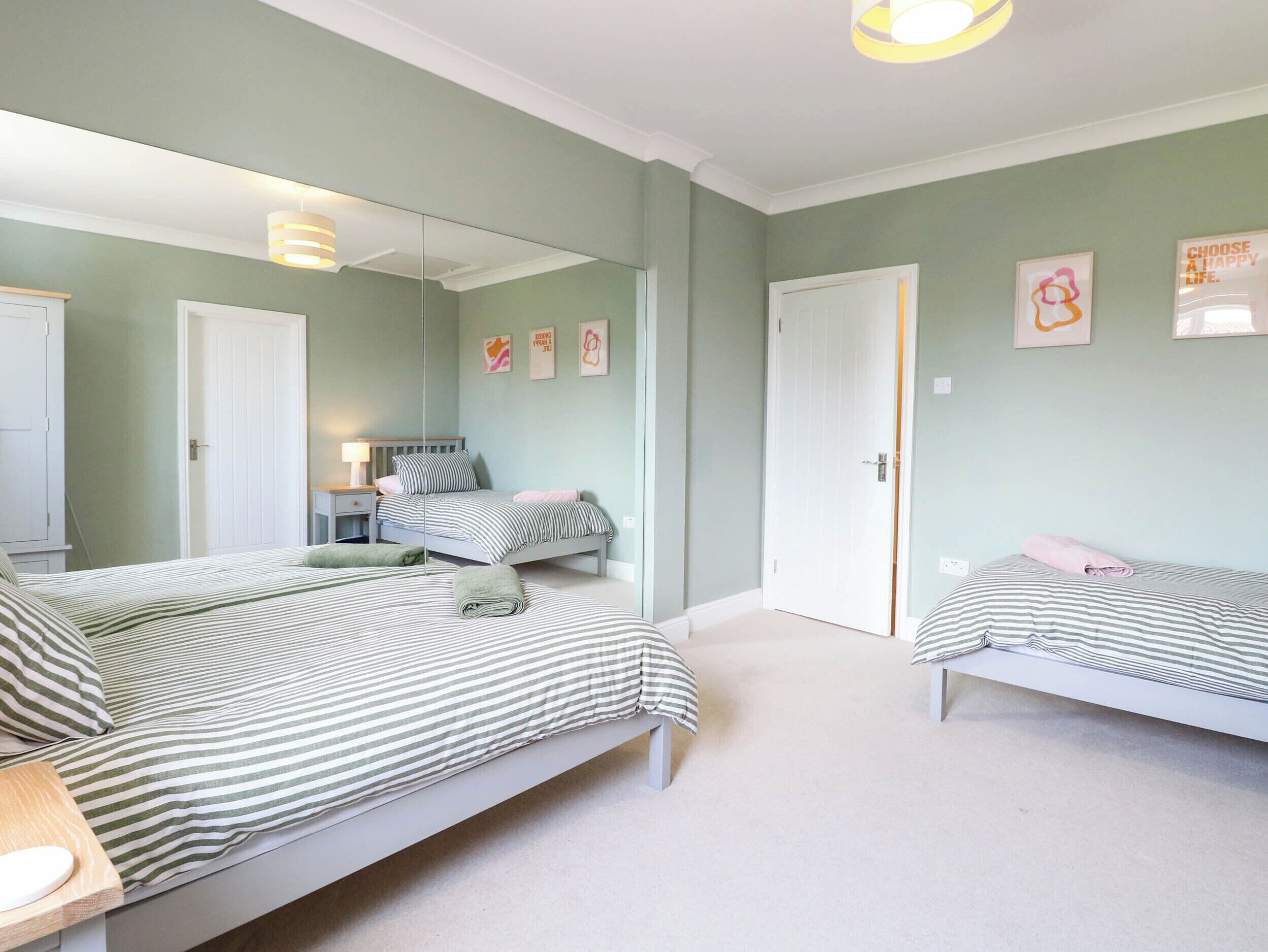 5 bedrooms, WiFi (free), individually decorated, individually furnished