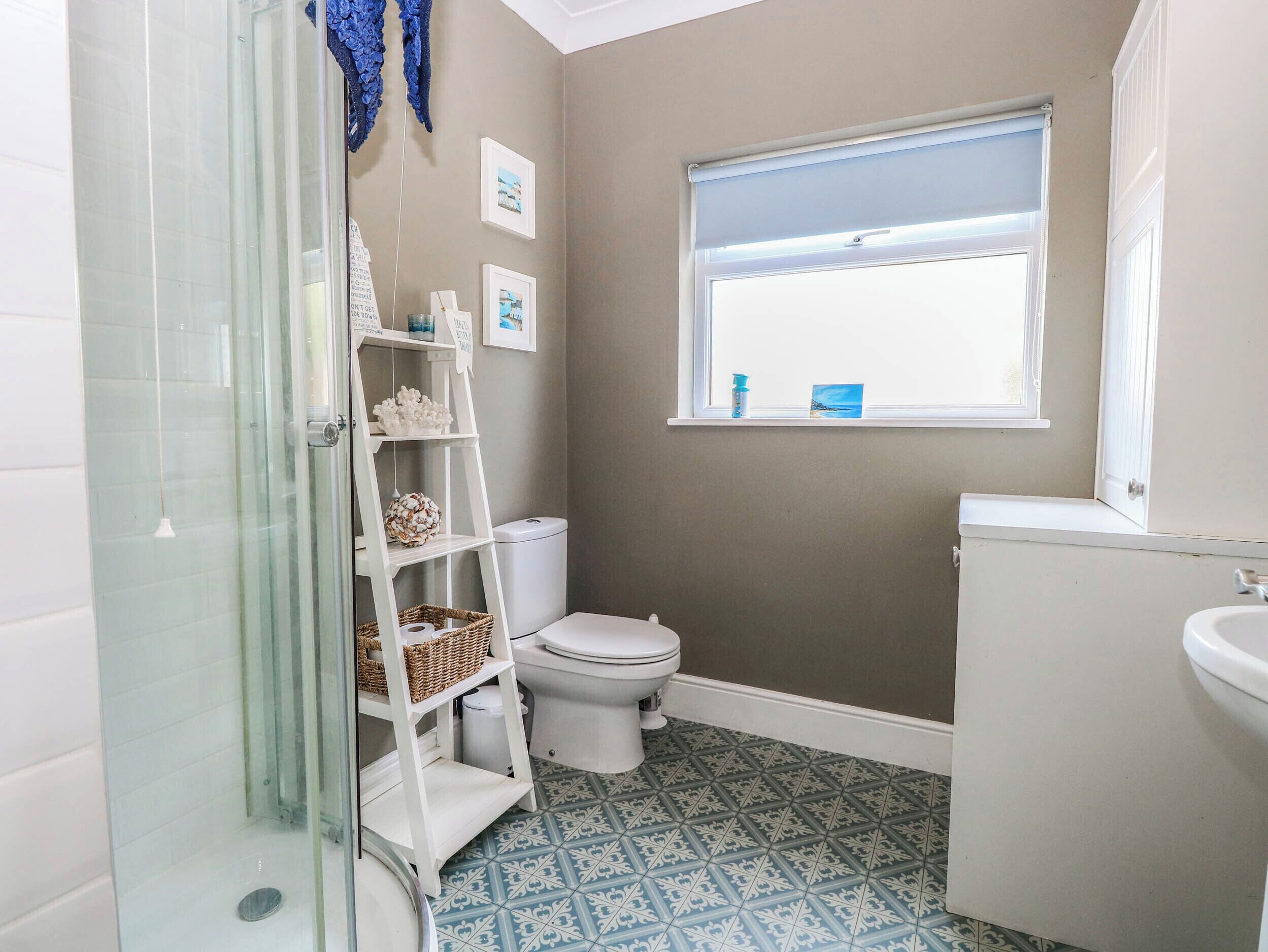 Un baño con ducha, inodoro y lavamanos.