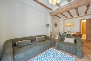TV - Holiday Home 'Ca La Mala' with Shared Terrace, Balcony and Wi-Fi (Biar)