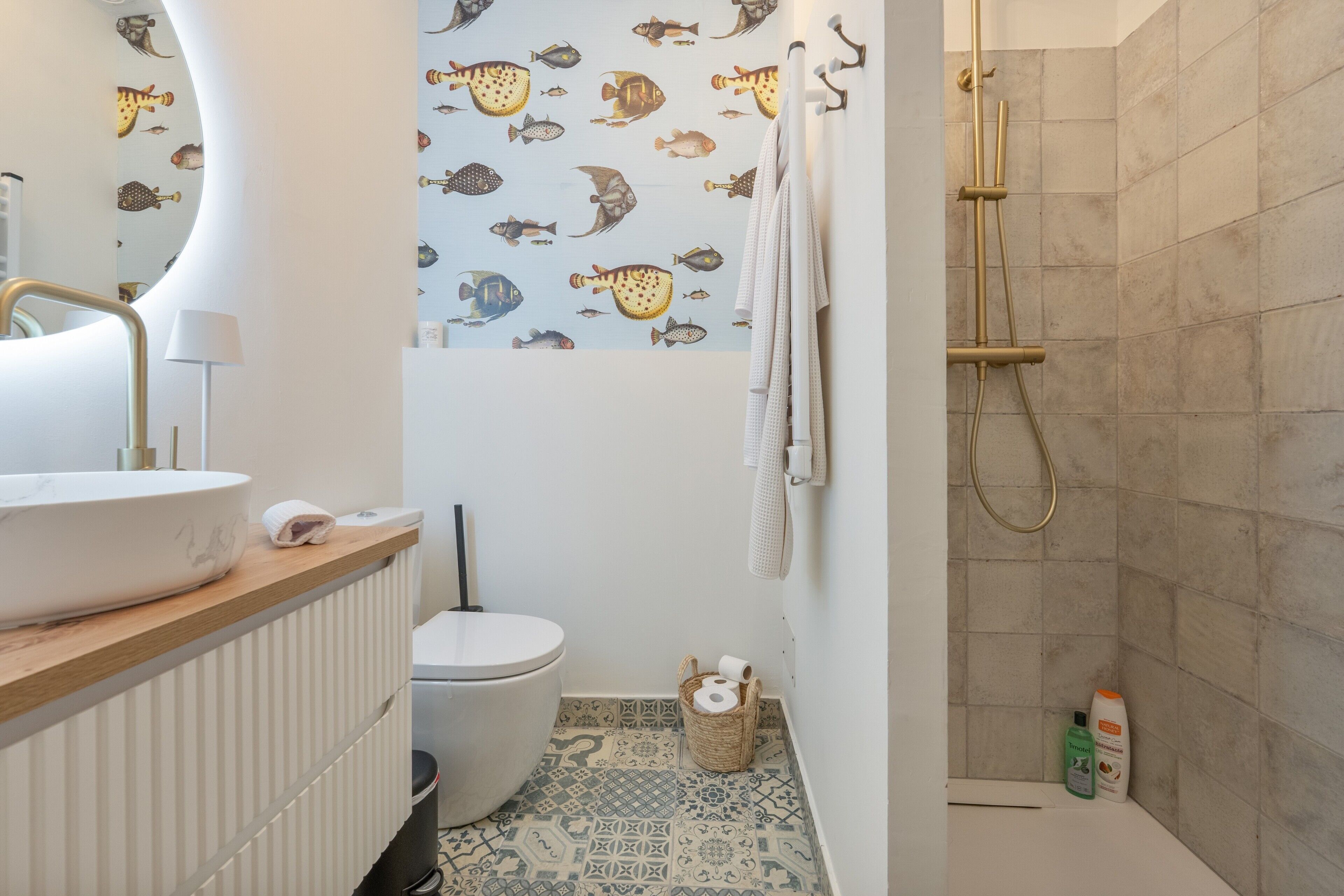 Ducha, secador de pelo y toallas