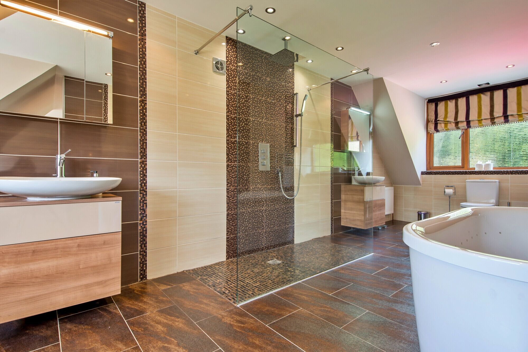 Ein modernes Badezimmer mit einem großen Waschbecken, einer Duschkabine und einer Badewanne.