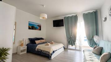1 dormitorio, tabla de planchar con plancha, wifi y ropa de cama