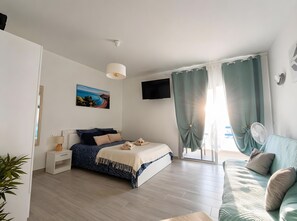 1 dormitorio, tabla de planchar con plancha, wifi y ropa de cama