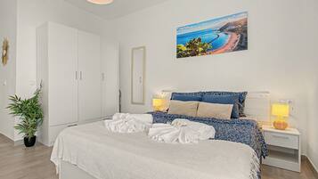 1 dormitorio, tabla de planchar con plancha, wifi y ropa de cama
