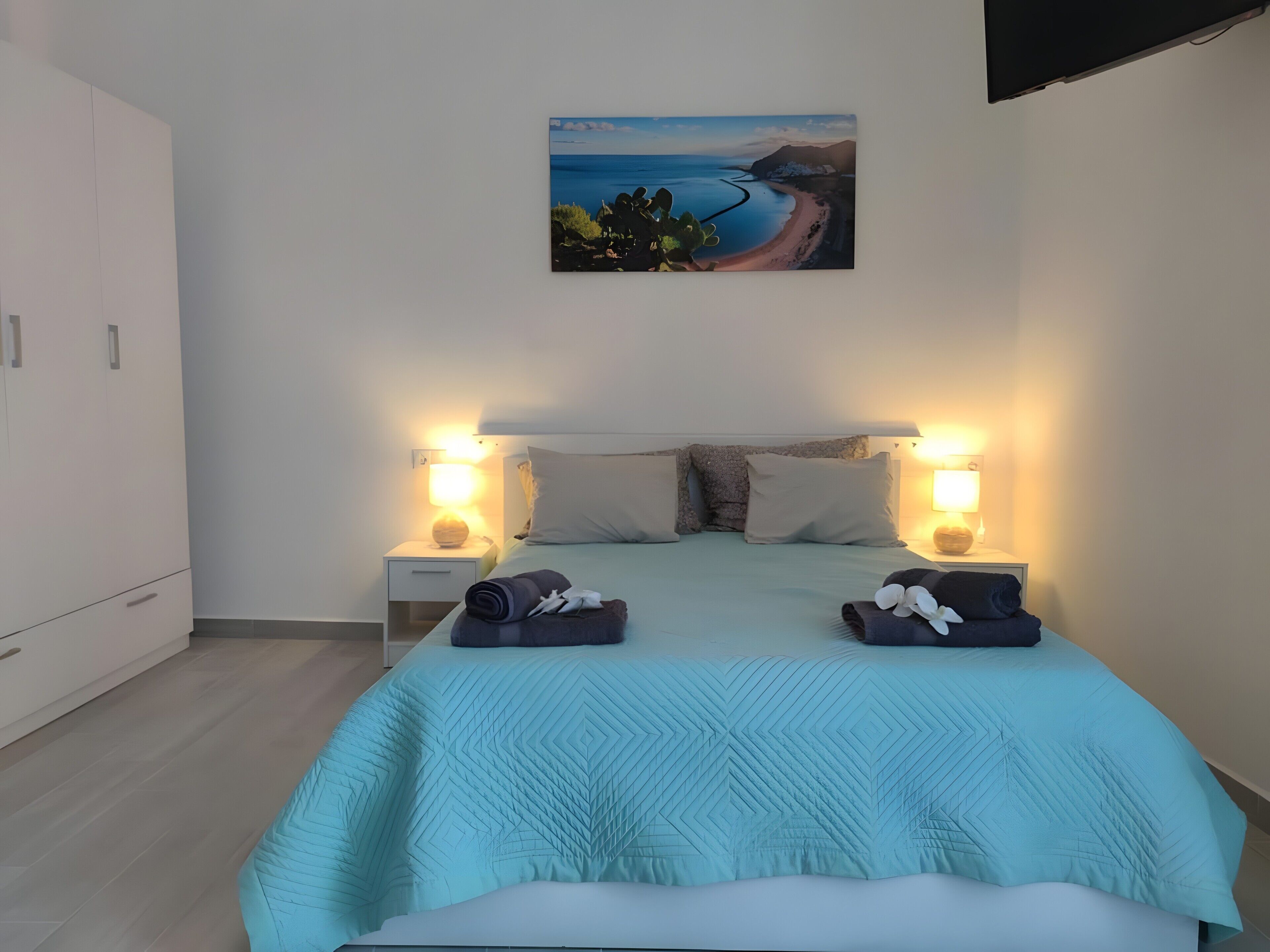 1 dormitorio, tabla de planchar con plancha, wifi y ropa de cama
