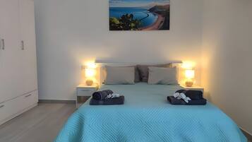 1 dormitorio, tabla de planchar con plancha, wifi y ropa de cama