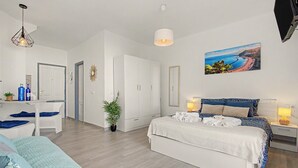 1 dormitorio, tabla de planchar con plancha, wifi y ropa de cama