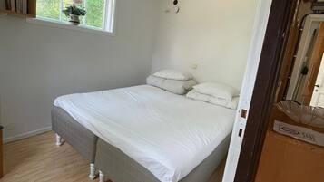 2 bedrooms, iron/ironing board, WiFi