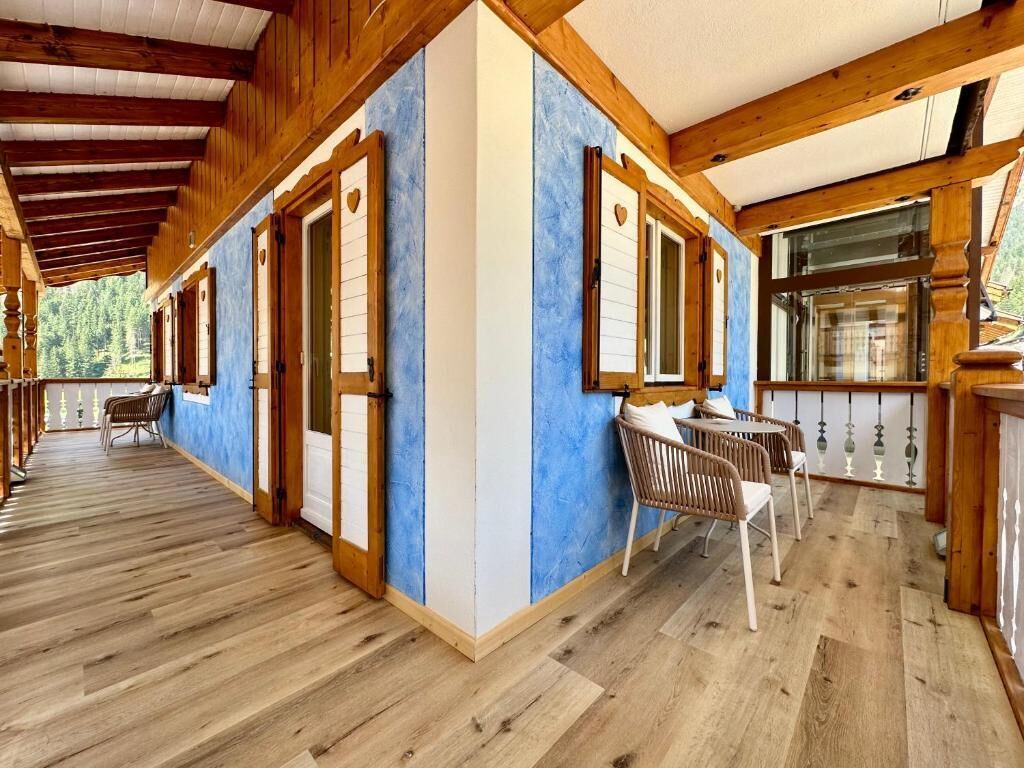 Estudio superior, balcón, vistas a la montaña | Restaurante al aire libre