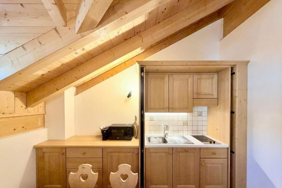Appartement supérieur, balcon, vue sur la montagne | Cuisine privée | Chaise haute