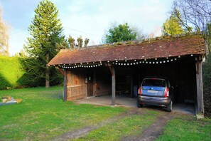 Un bâtiment rustique en bois, avec une voiture garée devant.