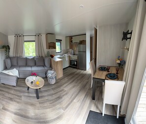 TV - “Haus Seeblick” with Lake View, Private Terrace, and Wi-Fi (Güster)