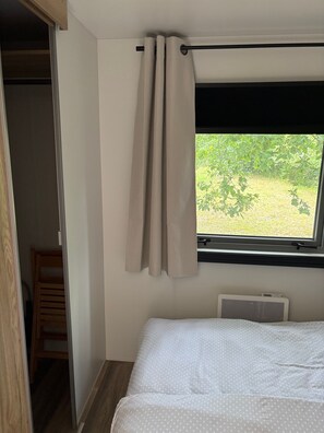 3 bedrooms, iron/ironing board, WiFi, bed sheets - “Haus Seeblick” with Lake View, Private Terrace, and Wi-Fi (Güster)