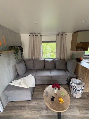 TV - “Haus Seeblick” with Lake View, Private Terrace, and Wi-Fi (Güster)