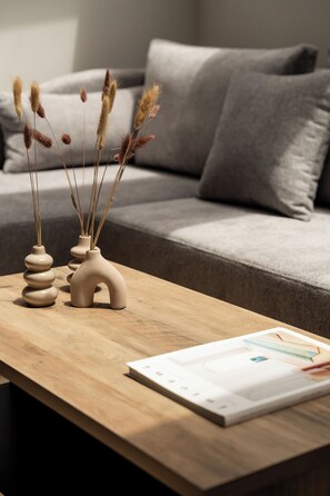 Ein Holztisch mit dekorativen Vasen und einem Notizbuch.