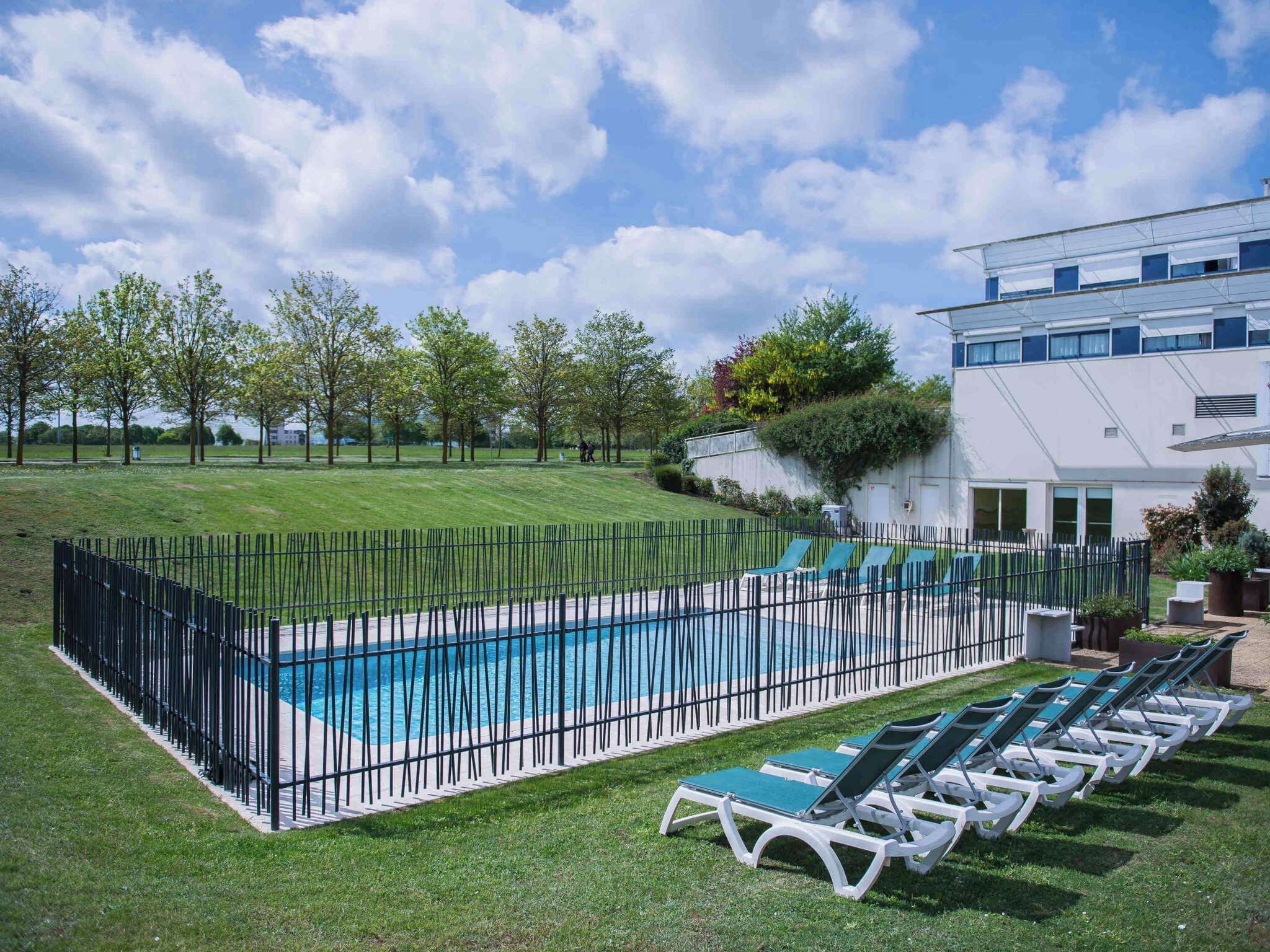 Una piscina al aire libre de temporada