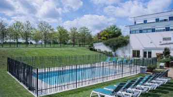 Una piscina al aire libre de temporada