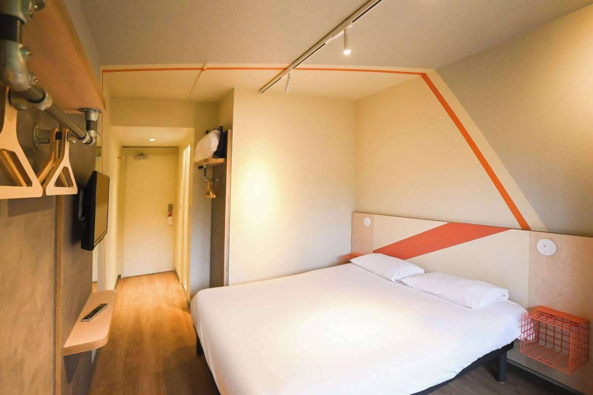 Quarto standard, 1 cama de casal | Quartos à prova de som, ferros/tábuas de passar roupa, Wi-Fi de cortesia