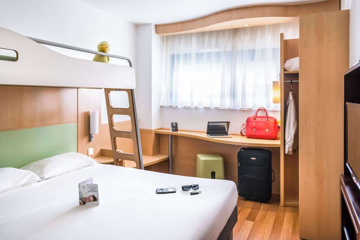 Quarto clássico, várias camas | Quartos à prova de som, ferros/tábuas de passar roupa, Wi-Fi de cortesia