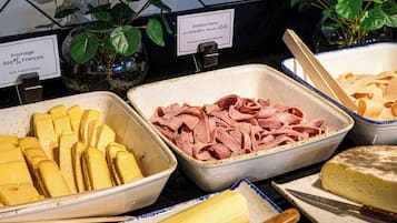 Se ofrece un desayuno bufé todos los días (por un coste adicional)