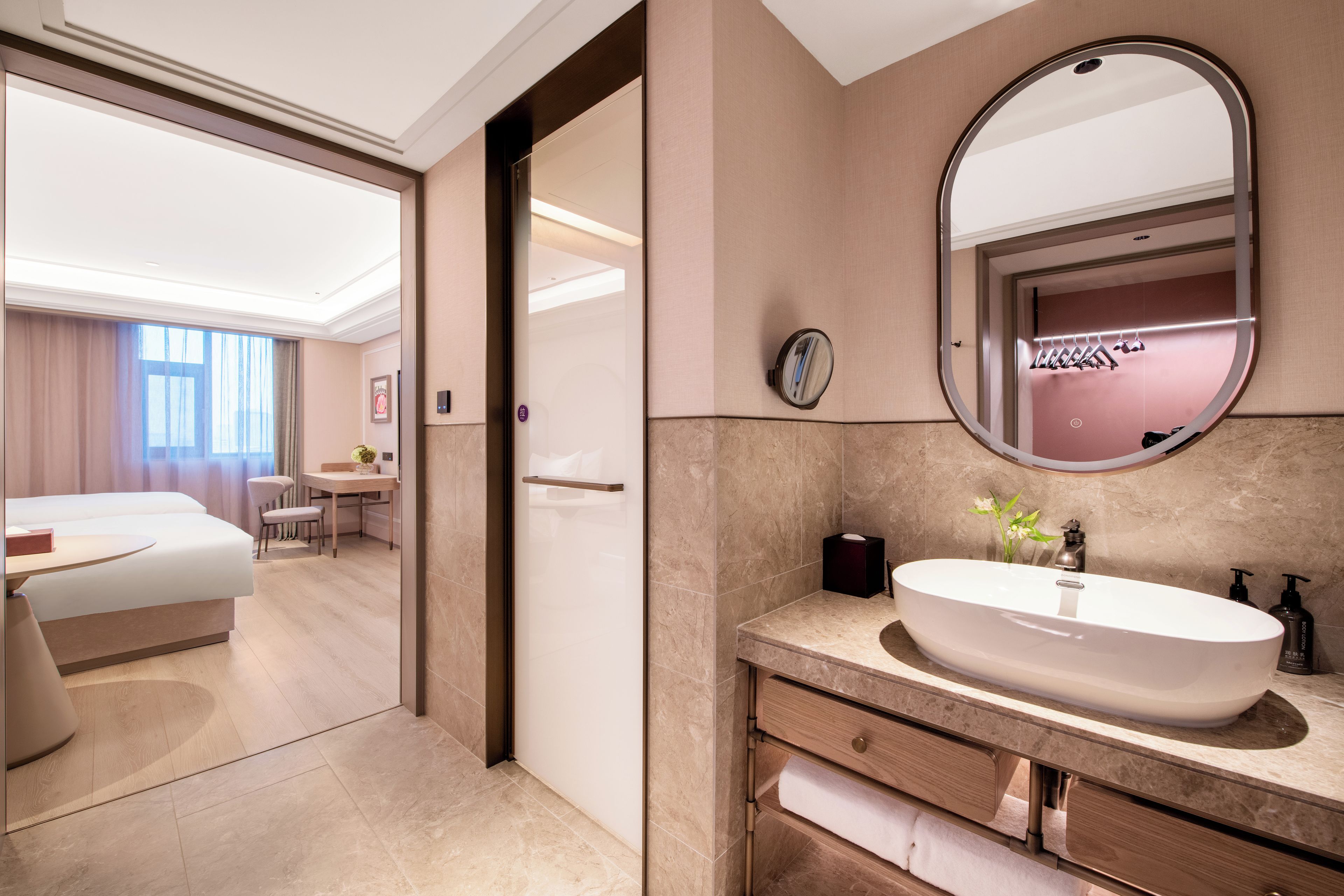Une salle de bain d’hôtel avec un grand miroir, un lavabo et des toilettes.