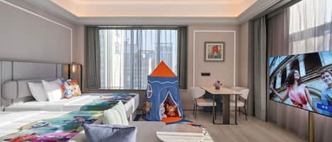 Una habitación de hotel con una cama, una mesita, un televisor y una ventana con cortinas.