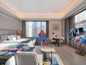 A hotel room with a bed, a small table, a TV, and a window with curtains. - Mercure Kunming Wujiaba (Kunming)