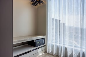 Premium bedding, down duvets, free minibar, in-room safe