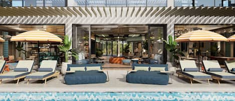 Un moderno vestíbulo de hotel con zona de piscina, sillones de descanso y sombrillas a rayas.