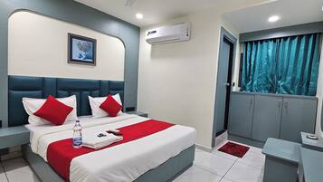 Chambre Deluxe double, vue sur la ville | Coffre-fort, bureau, espace de travail pour ordinateurs portables