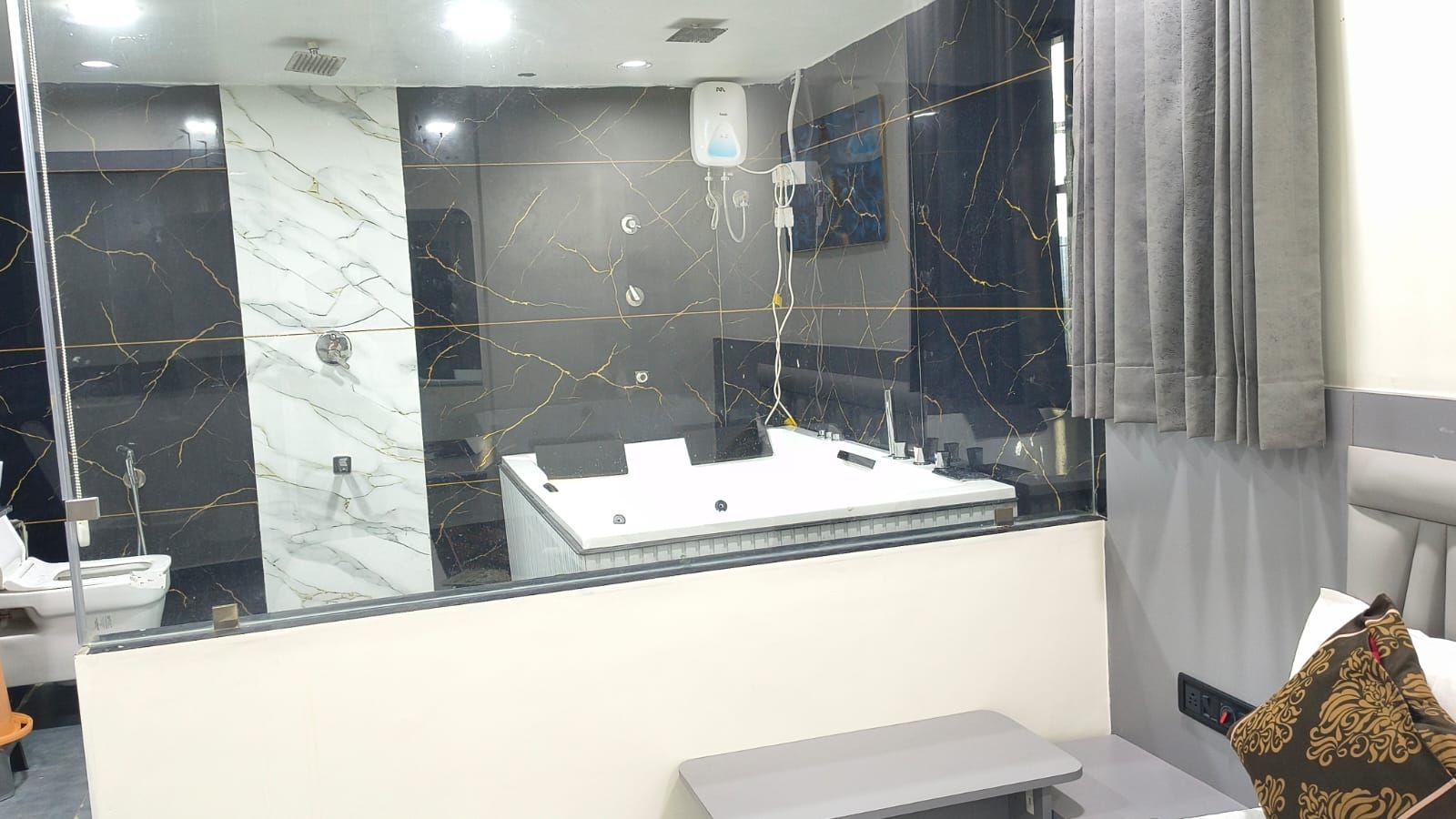 Un bagno con uno specchio grande, un lavandino e un water.