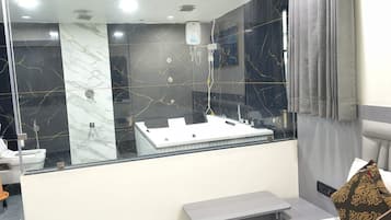 Un bagno con uno specchio grande, un lavandino e un water.