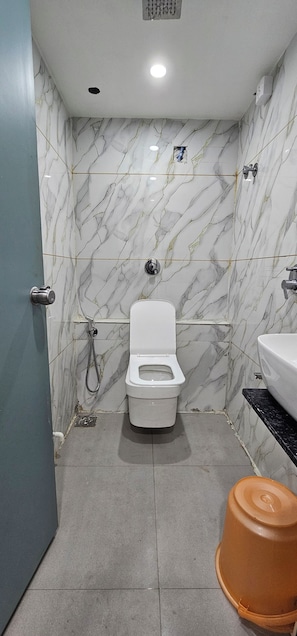 Deluxe Double Room, City View | Bathroom
